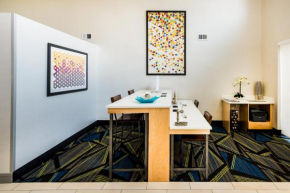 Holiday Inn Express & Suites Charlotte Arpt-Belmont by IHG